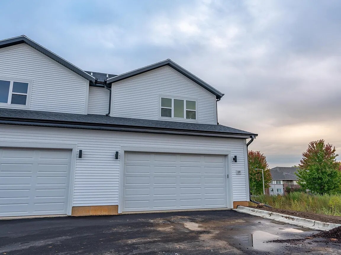 Building Photo - 115 Prairie Heights Dr