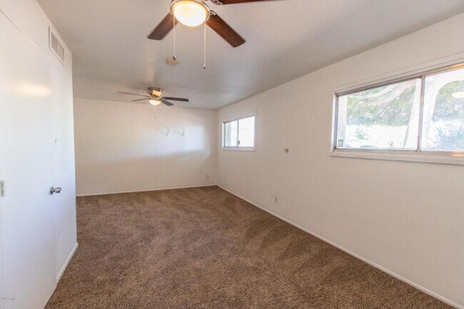 Building Photo - Great Tri-Level home close to ASU