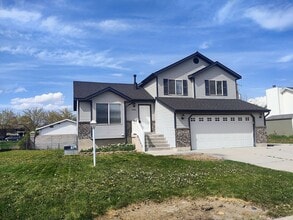 Building Photo - Newly Remodeled 4 Bd 3 Ba Home