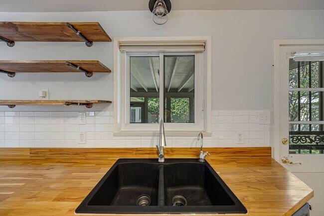 Building Photo - Charming 3-Bedroom Home Near CMU with Bonus Room