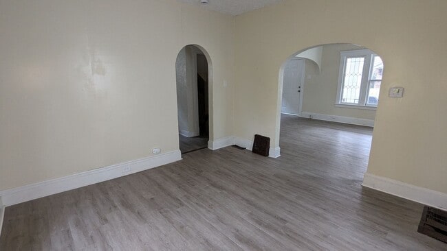 Building Photo - Welcome to this charming 3-bedroom, 1-bathroom home located in the heart of Akron