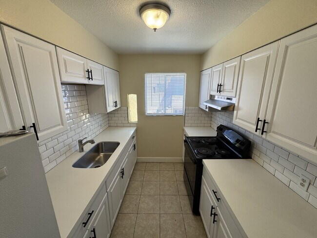 Building Photo - Freshly Painted 2-Bed with Remodeled Kitchen & Open Layout