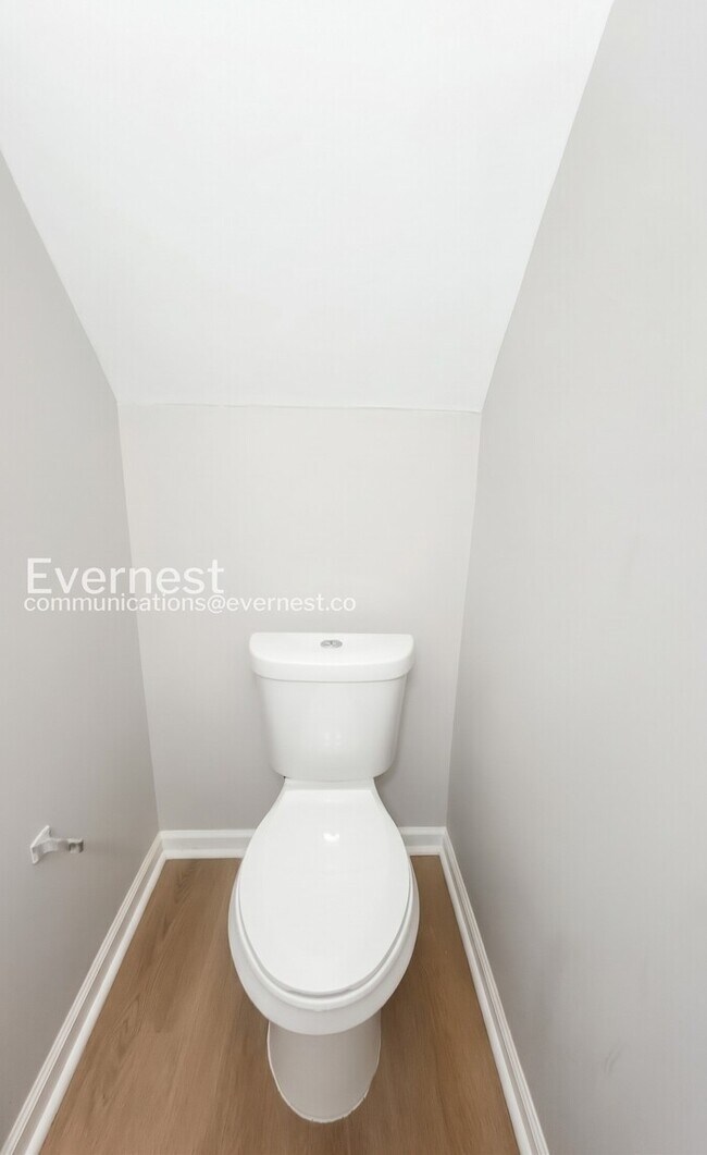 Building Photo - 2 Bed/2.5 Bath Town Home with Off-Street Parking / Available Soon!