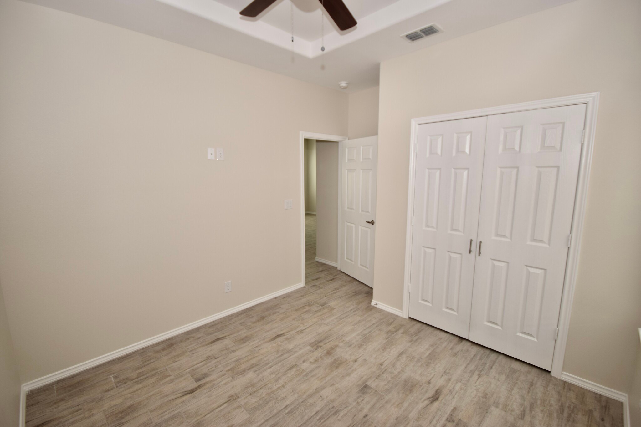 Building Photo - 5000 N Hiawatha Dr