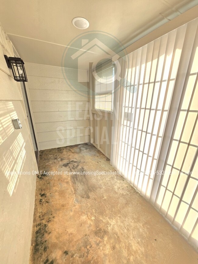 Building Photo - Spacious Village 3 Bed 2 Bath Home!