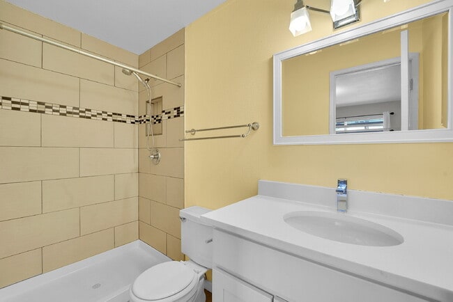 Building Photo - $2,550.00 - 4 Bedrooms, 2.5 Bathroom, Town...