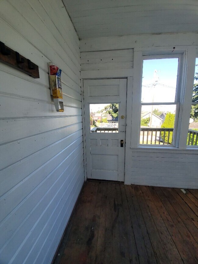 Building Photo - 6 bedroom, 3 bath near Downtown Bellingham!