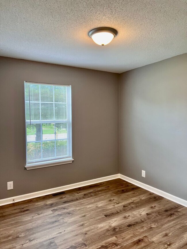 Building Photo - 407 Donna Dr