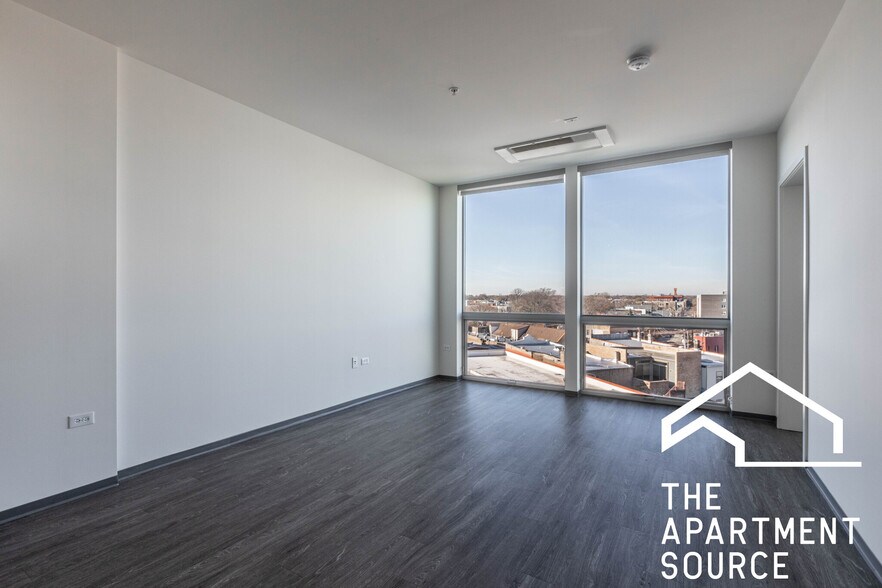 Building Photo - 2340 N California Ave