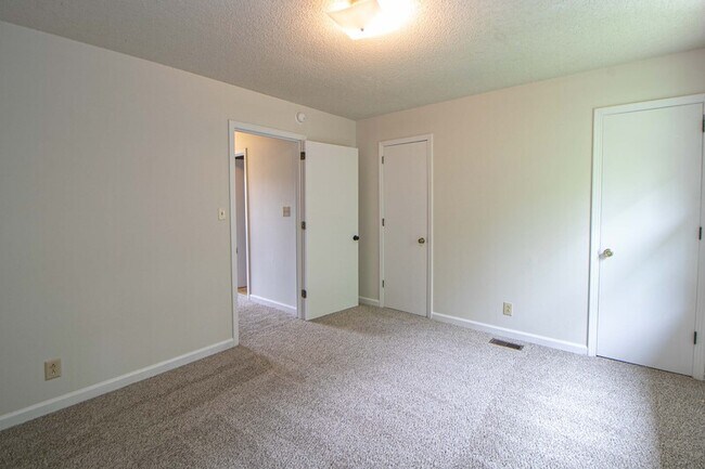Building Photo - 814-E Golfview Place