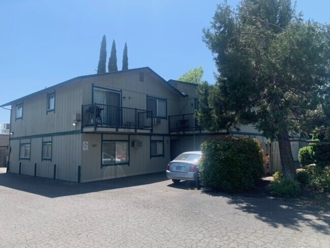 Building Photo - 507 NE D St