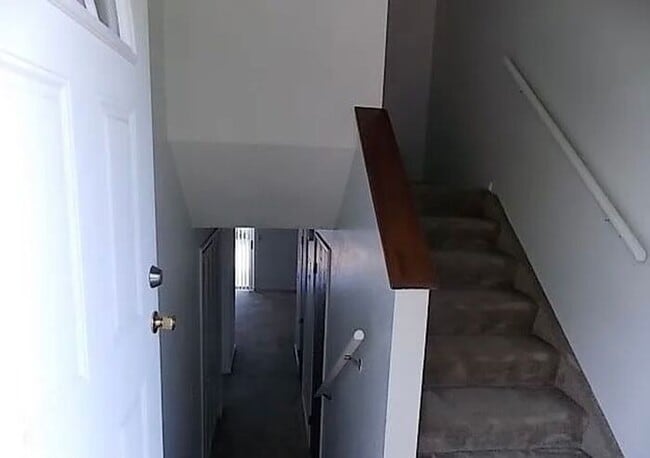 Building Photo - 2 Bedroom Townhome Near CMU