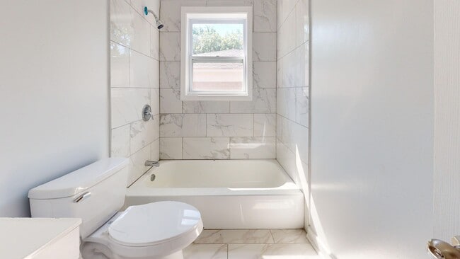 Building Photo - One-Month Free Move in Special plus 1/2 off your Security Deposit - 2 Bed/1 Bath Stand Alone Home...