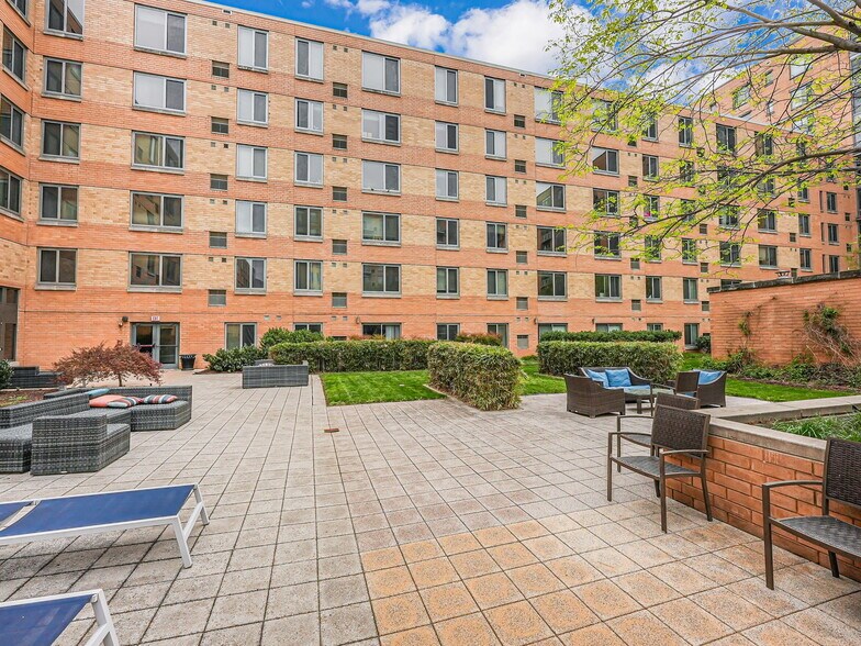 Building Photo - 440 L St NW