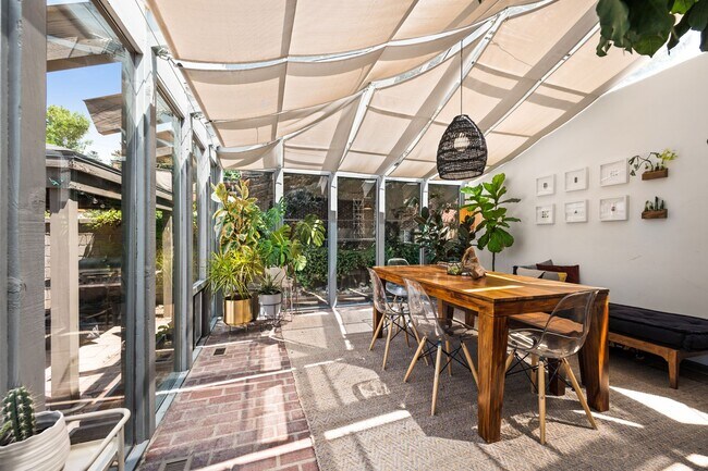 Building Photo - Beautifully Updated Holladay Home!