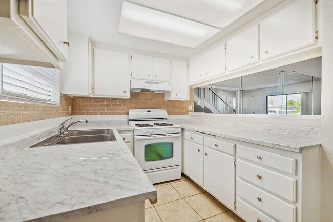 Building Photo - 34414 Laura Way