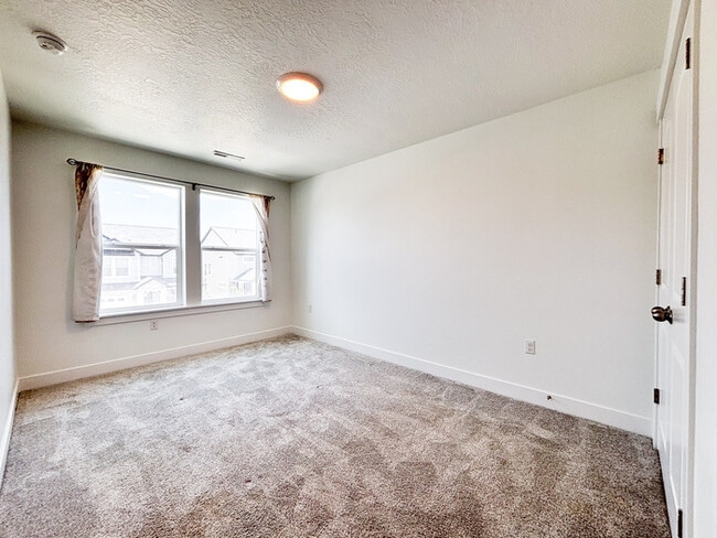 Building Photo - Newer Herriman Home - Open Floor Plan - Gr...