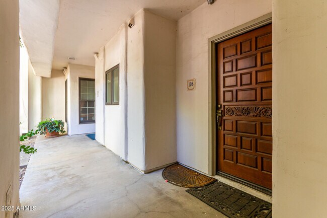 Building Photo - 5200 S Lakeshore Dr