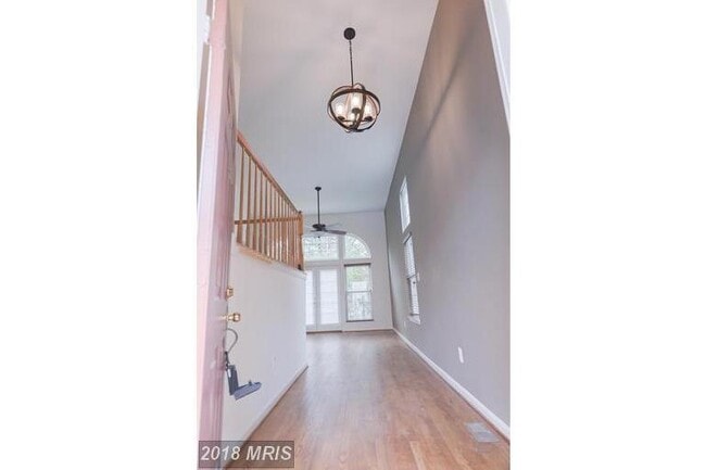 Building Photo - 3 LEVEL TOWNHOUSE WITH 1 CAR GARAGE END UNIT TOWNHOUSE