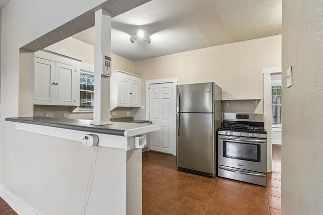 Building Photo - 2310 N Sabinas St