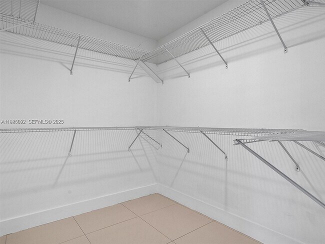 Building Photo - 9261 E Bay Harbor Dr