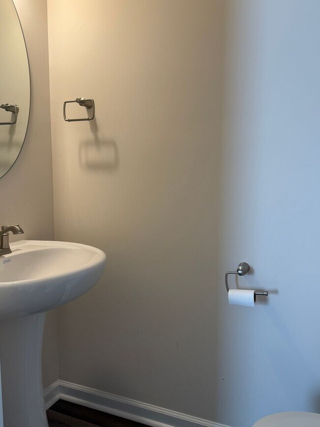 Building Photo - AMAZING LOCATION, Fantastic 3 Bed Home, In...