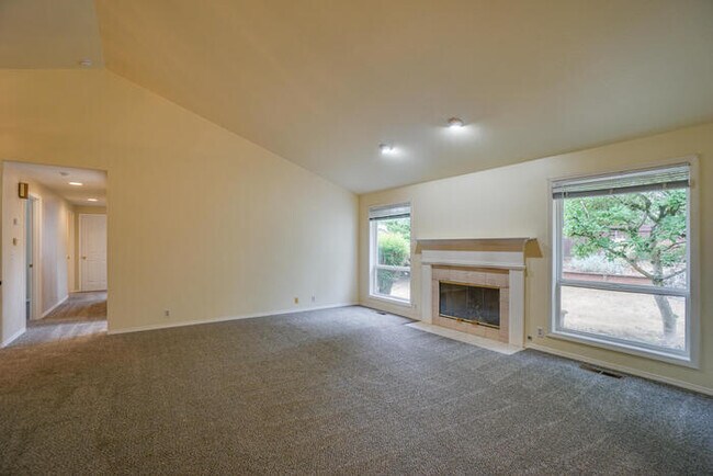 Building Photo - LARGE THREE BEDROOM HOME WITH RV /BOAT PAR...