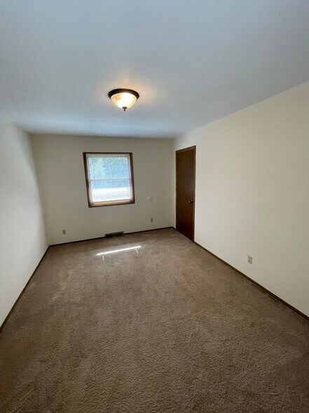 Building Photo - 611 Saint Johns Dr