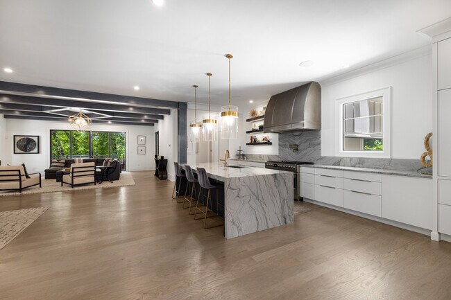 Building Photo - 306 Pinecrest Rd NE