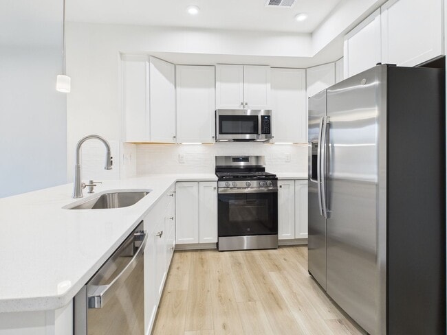 Building Photo - 8029 Lake Laurel Ln