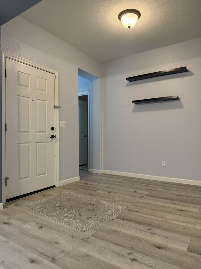 Building Photo - Polished and Chic 4/2 Available NOW!!