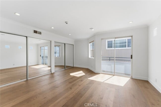 Building Photo - 1452 Loma Dr