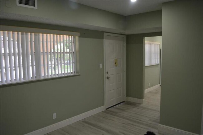 Building Photo - 2710 Riverside Dr