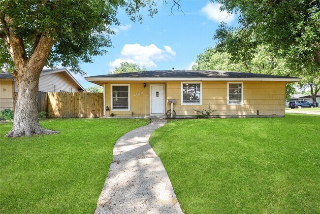 Building Photo - 2817 Lancaster Ln