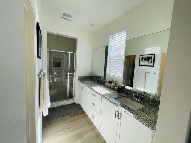 Building Photo - Beautiful Townhome!