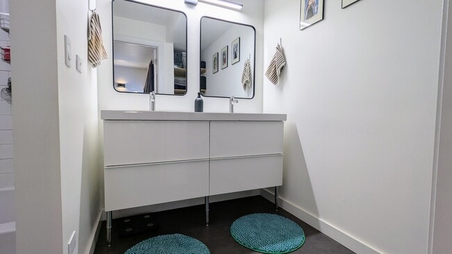 Building Photo - 1030 Casa Dr