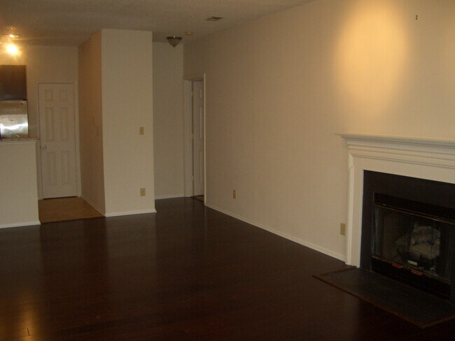 Building Photo - Renovated 2 bed/2 bath condo in the heart of Centreville, close to everything!!