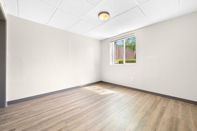 Building Photo - 6 Bedroom Home for Rent