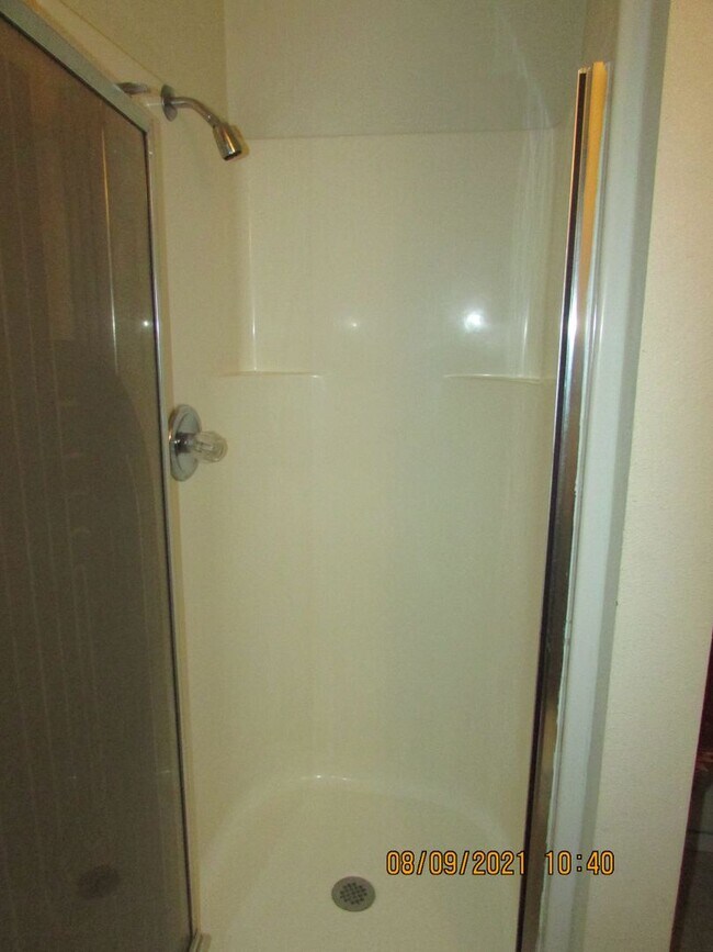 Building Photo - Newly remodeled 5 bedroom/2 bath home