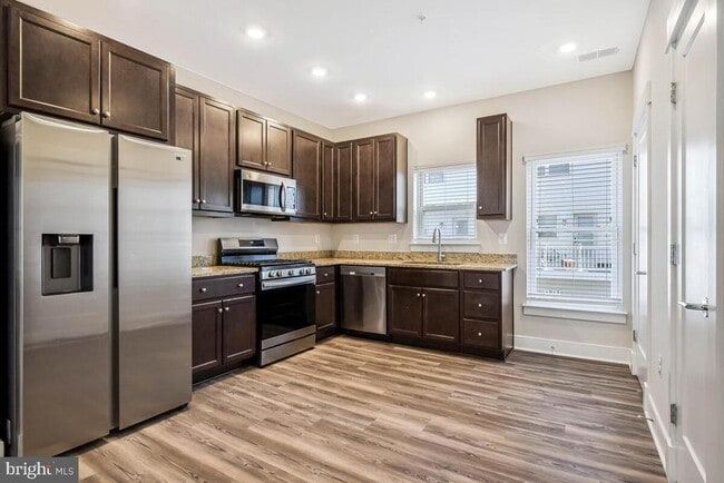 Building Photo - 1003 Sycamore Dr SE