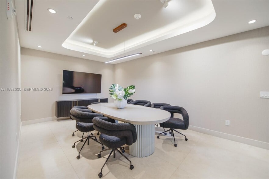 Building Photo - 700 NE 24th St