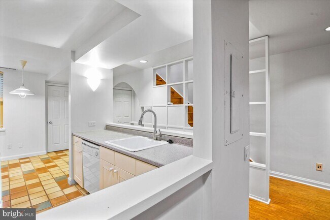 Building Photo - 2029 Bainbridge St