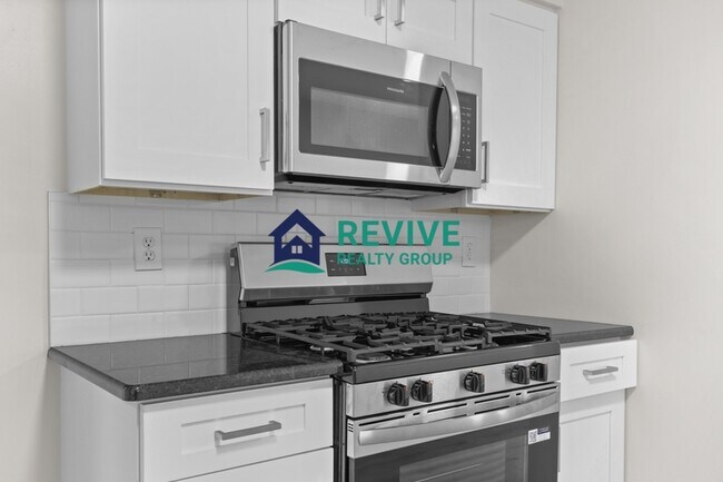 Building Photo - 131 Doremus Ave