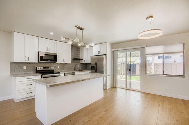 Building Photo - 8731 E Fairmount Ave