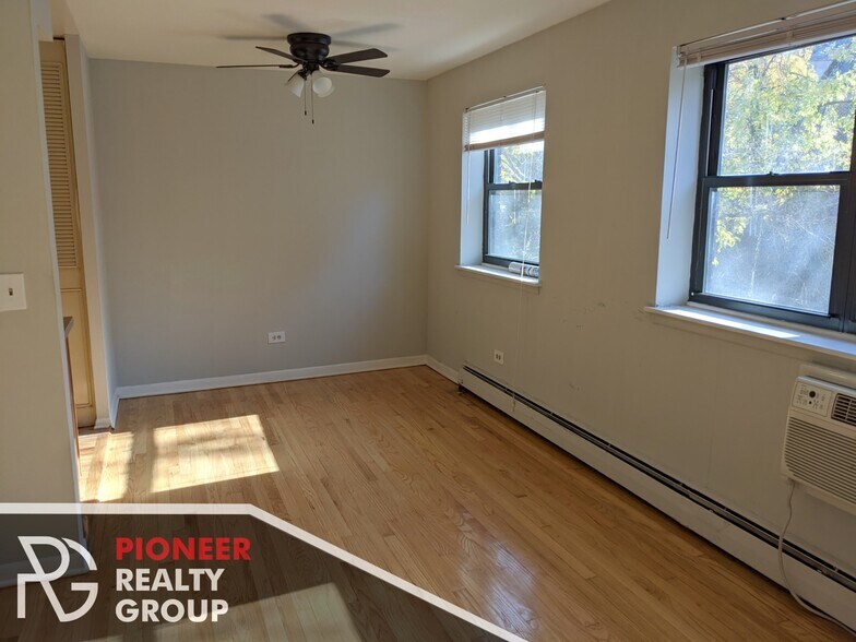 Building Photo - 502 W Briar Pl