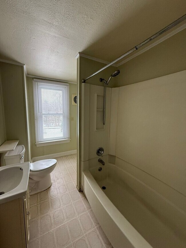 Building Photo - 344 E Park St