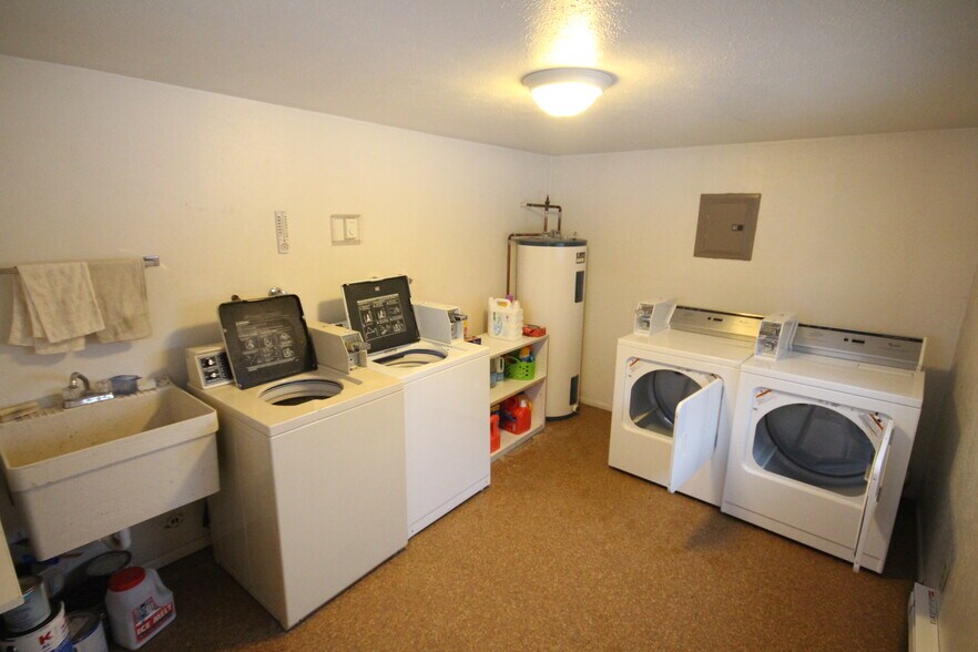 Shared Laundry - 161 Indian Trail Rd