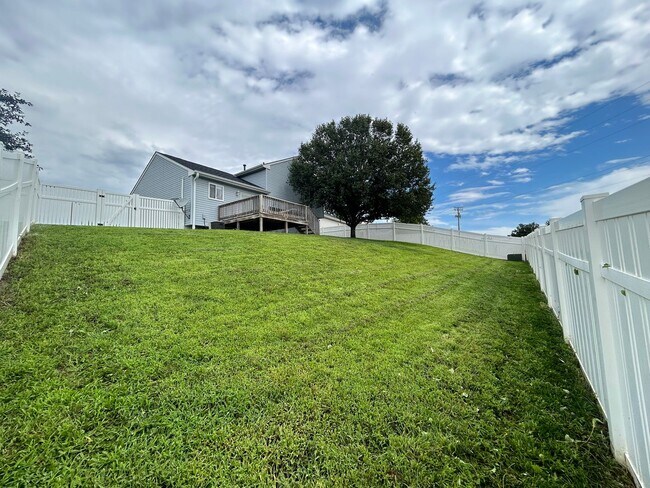 Building Photo - Home For Rent Bellevue.