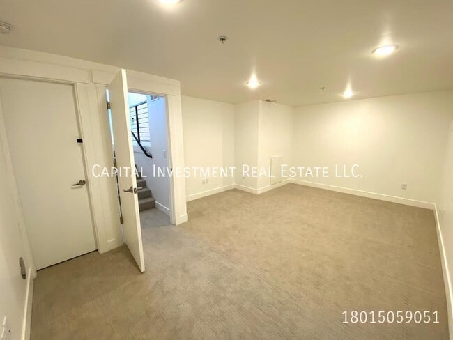 Building Photo - 877 S 200 W