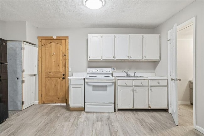 Building Photo - 212 Chandler St